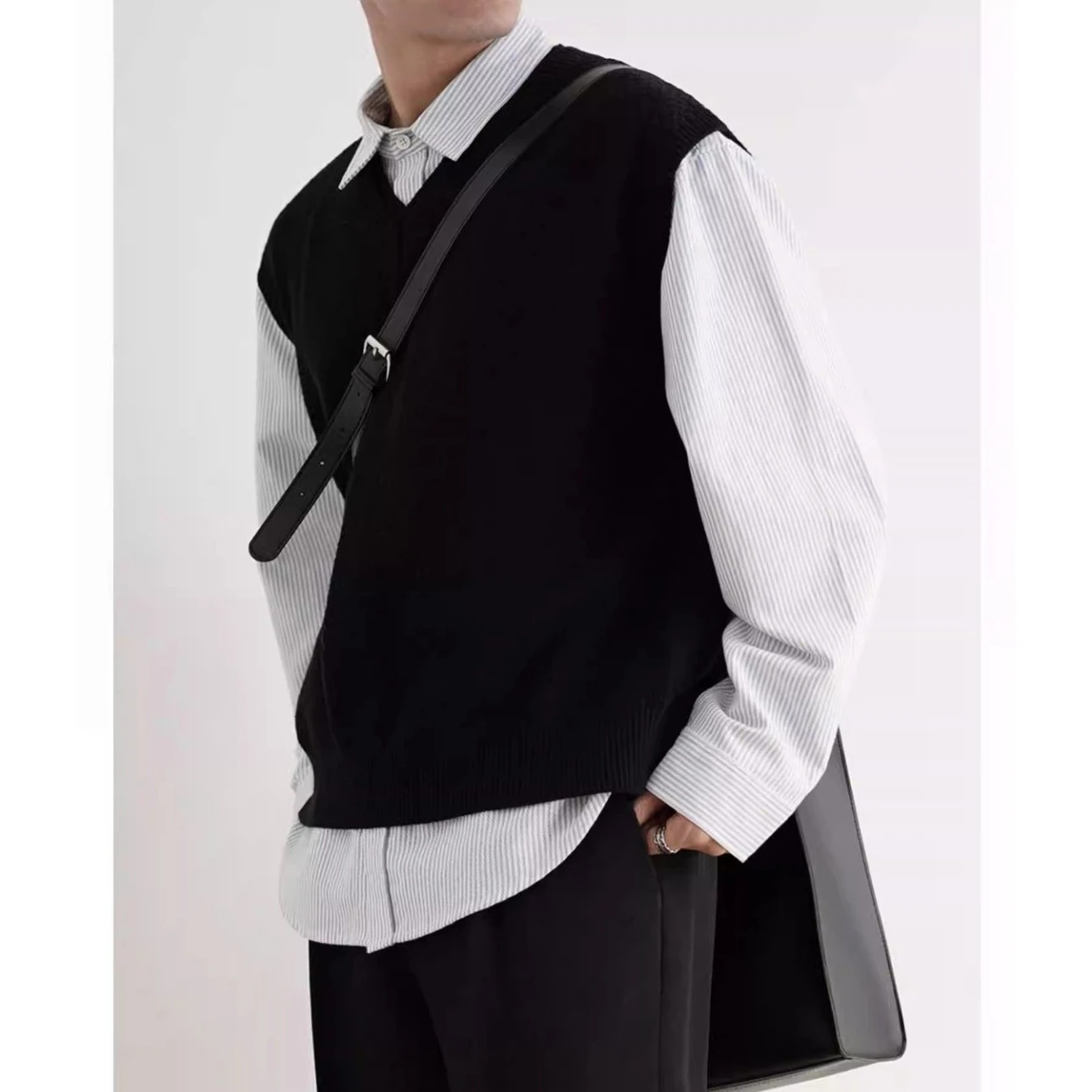 2024 Early Autumn Simple Black - Men'S Fashion V Neck Sweater 评论和价格